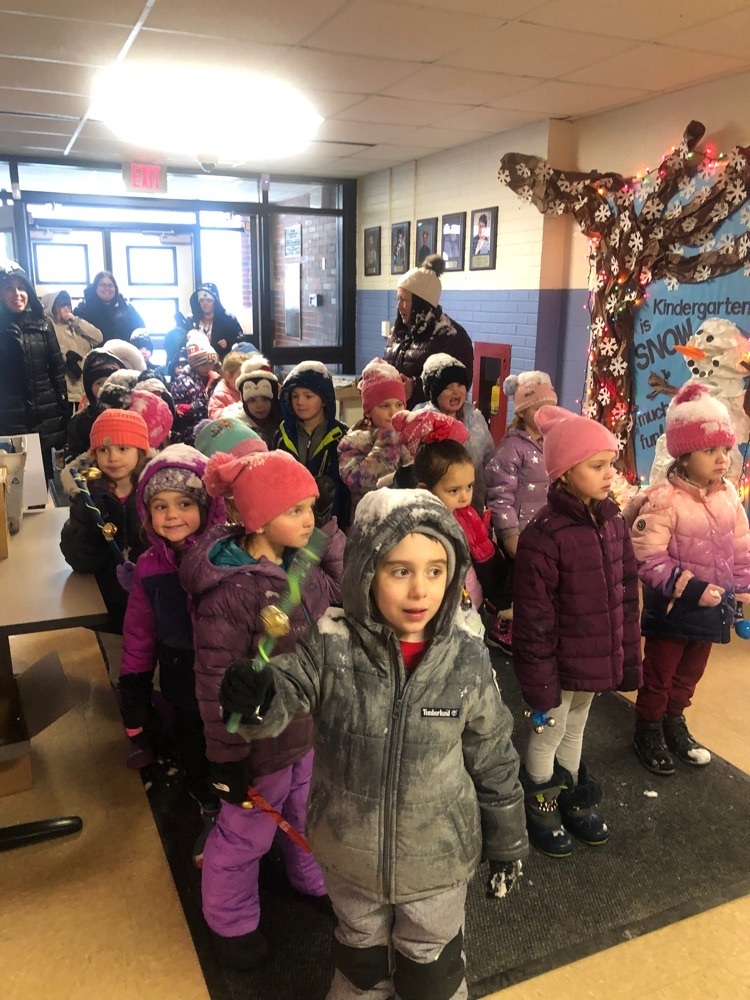 Caroling and hot cocoa  in Kinder 